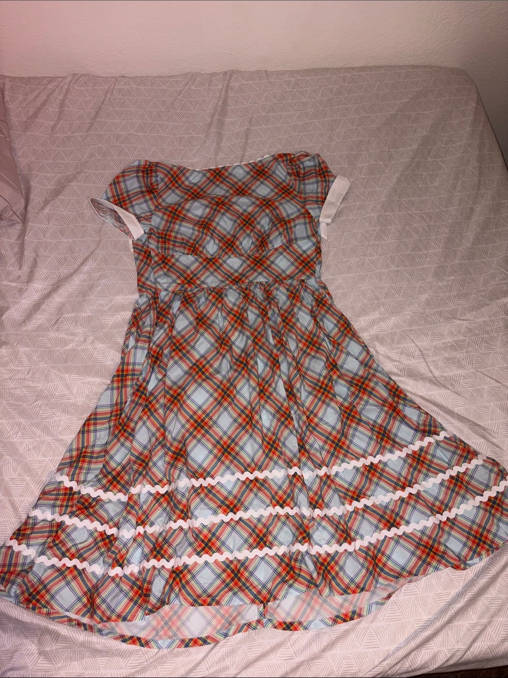 Unique Vintage Womens Plaid Dress w/ White Trim bows in the back